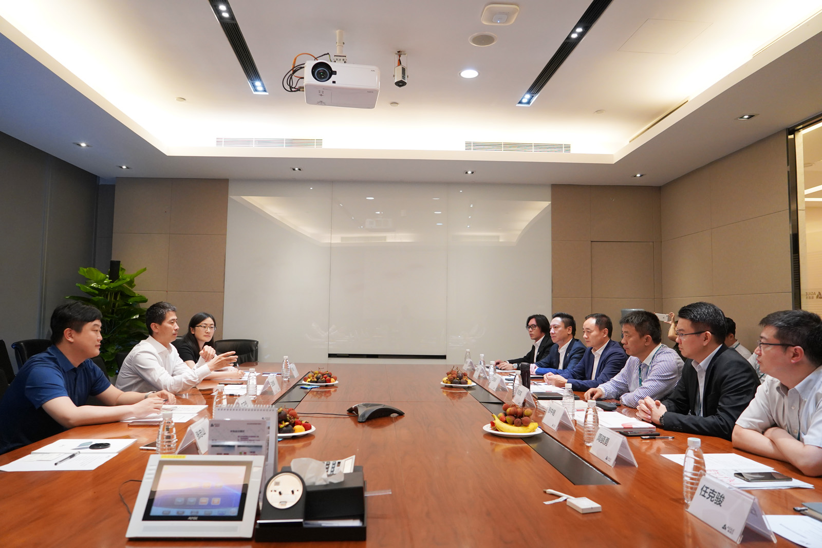 1559098132301147.jpg 雅居樂領導與中國建設報社一行進行研討.jpg